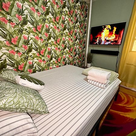 Tropical Comfort Room In Harlem Cozy Stay With Snacks & Style New York Exteriér fotografie